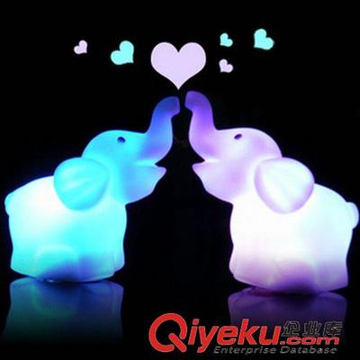 夏季夜市新风尚 七彩大象小夜灯与迷你手持扇的完美组合